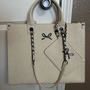 BRAND NEW BETSEY JOHNSON BOW BAG - EMBOSSED BOWS W/ REMOVABLE POUCH